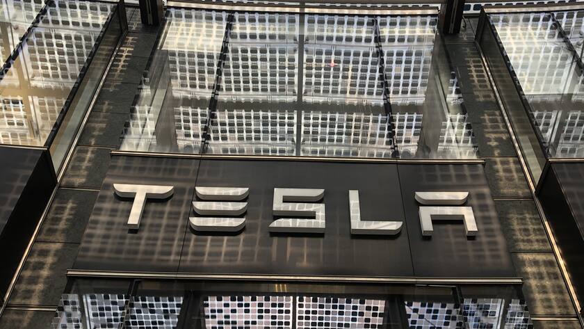 Showroom von Tesla beim Bahnhof Porta Garibaldi in Mailand.