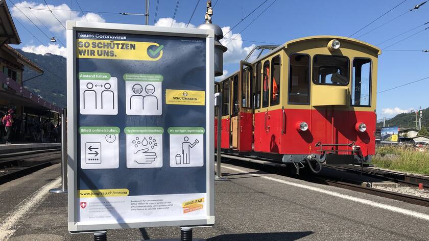 Corona-Hinweisschild am Bahnhof Wilderswil BE.