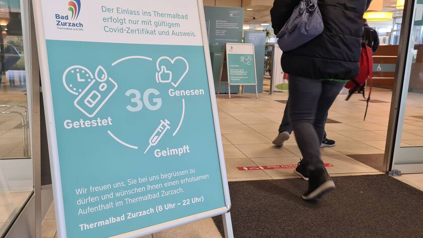 Besucherinnen und Besucher werden im Thermalbad Bad Zurzach auf die 3G-Regel hingewiesen.
