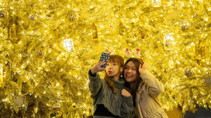 Weihnachten in Hongkong: Selfies in einer festtäglich dekorierten Shopping Mall.