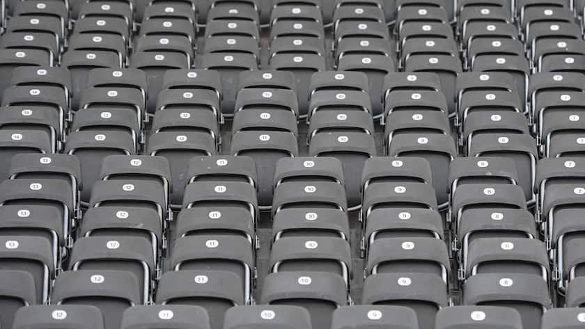 Leere Sitzplätze im Olympiastadion von Berlin.