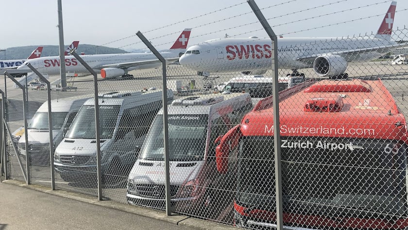Stillgelegte Flugzeuge und Transportfahrzeuge am Flughafen Zürich im April 2020.