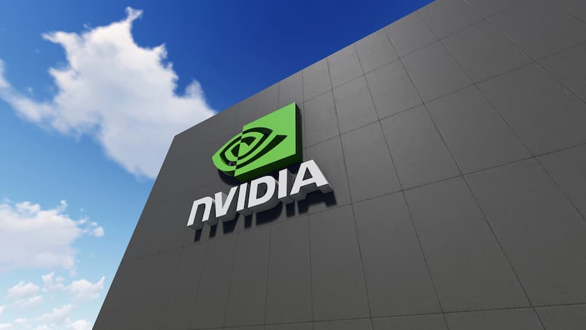Nvidia-Logo auf einer Wand projiziert.