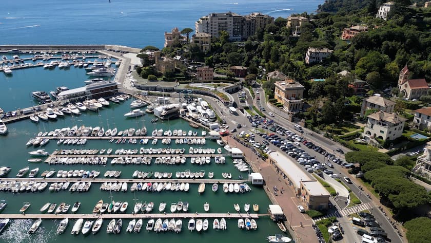 Blick auf den Hafen der ligurischen Stadt Rapallo an der italienischen Riviera.
