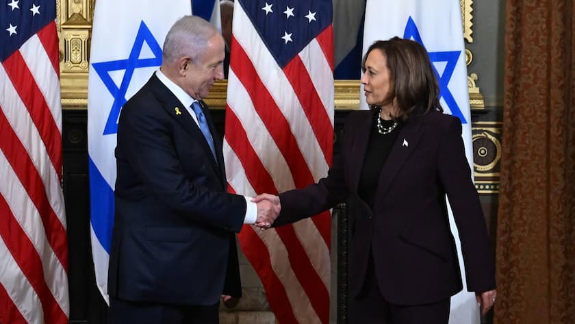 Kamala Harris schüttelt die Hand von Benjamin Netanyhu im Eisenhower Executive Office Building (Washington, 25. Juli 2024).