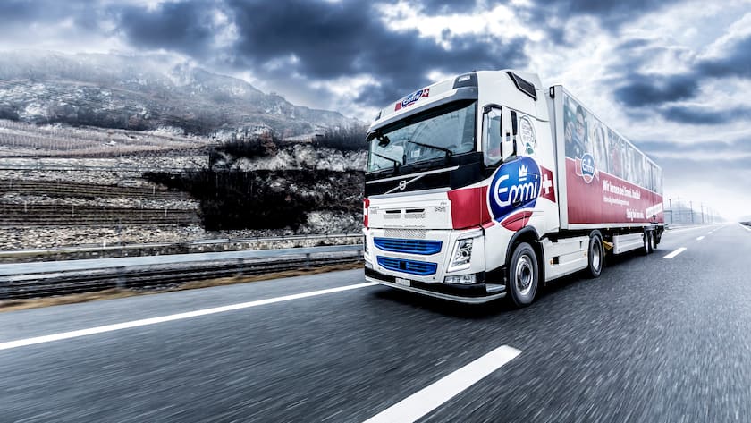 Ein Lastwagen mit dem Logo von Emmi.