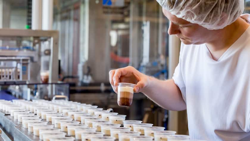 Ein Mitarbeiter von Emmi in der Produktion.