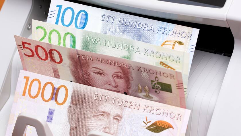 Schwedische Banknoten in einer Notenzählmaschine.