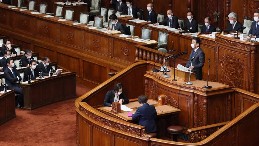 Der japanische Regierungschef Shinzo Abe vor dem Parlament, in dem alle Anwesenden Schutzmasken tragen.