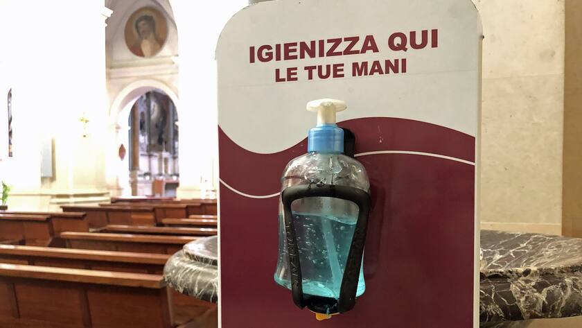 Hygienegel in einer Kirche in Süditalien.