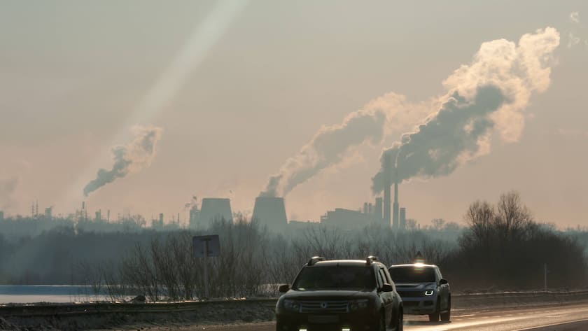 Fabrikrauch über der Industriestadt Samara im Süden Russlands.