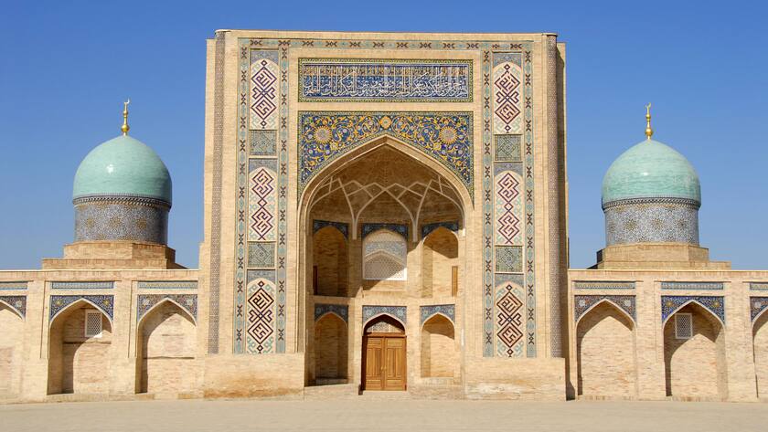 Eingangstor zum Iwan der Barak-Chan-Madrasa in Taschkent (Usbekistan).