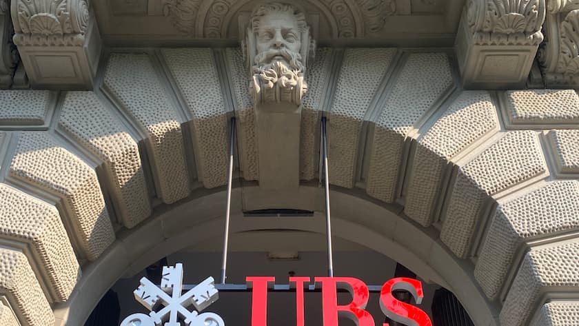Firmenschild der UBS am ehemaligen Hauptsitz der Credit Suisse am Paradeplatz in Zürich.