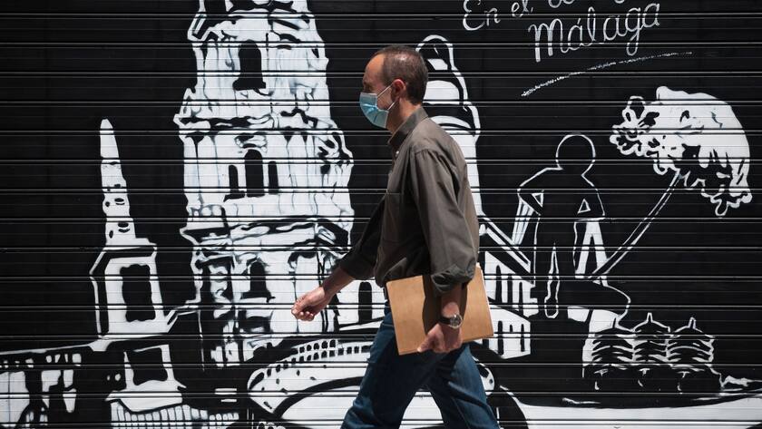 Ein Passant in Malaga, Spanien.