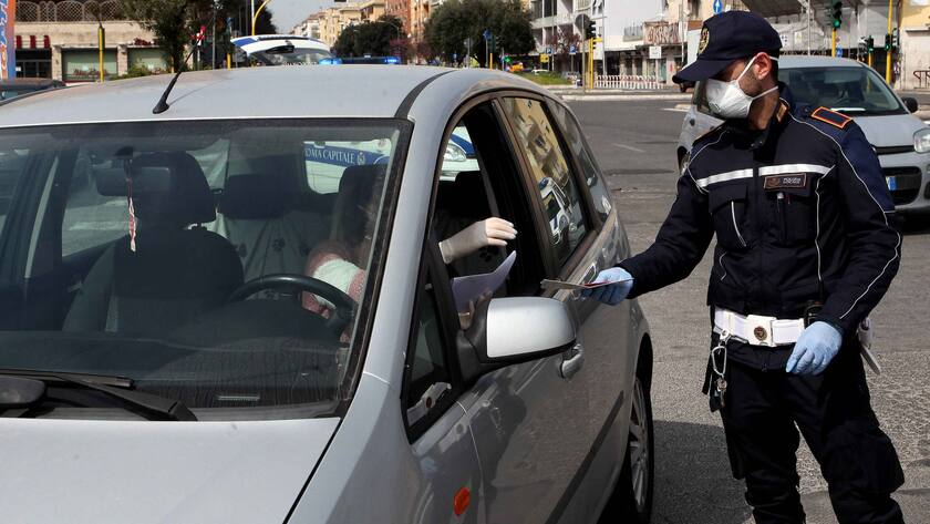 Ein Verkehrspolizist kotrolliert in Rom.