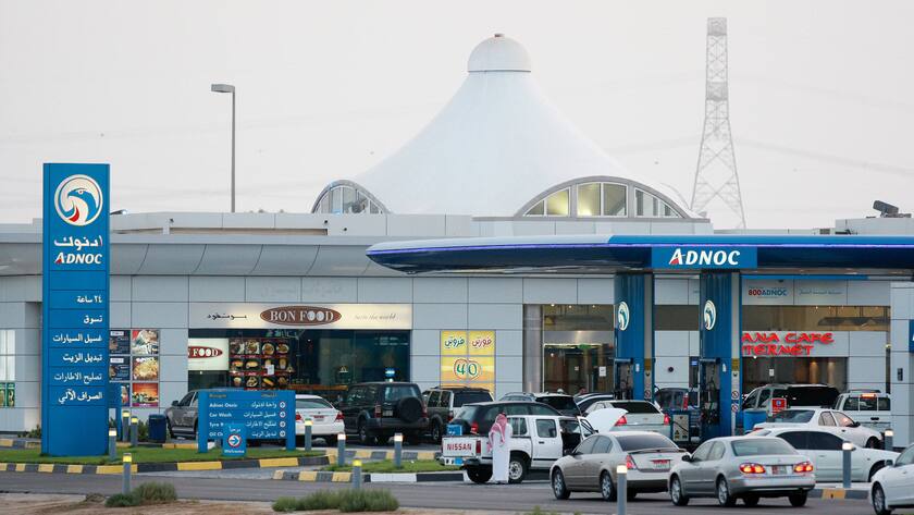 Eine Adnoc-Tankstelle in Abu Dhabi, Vereinigte Arabische Emirate (2023).