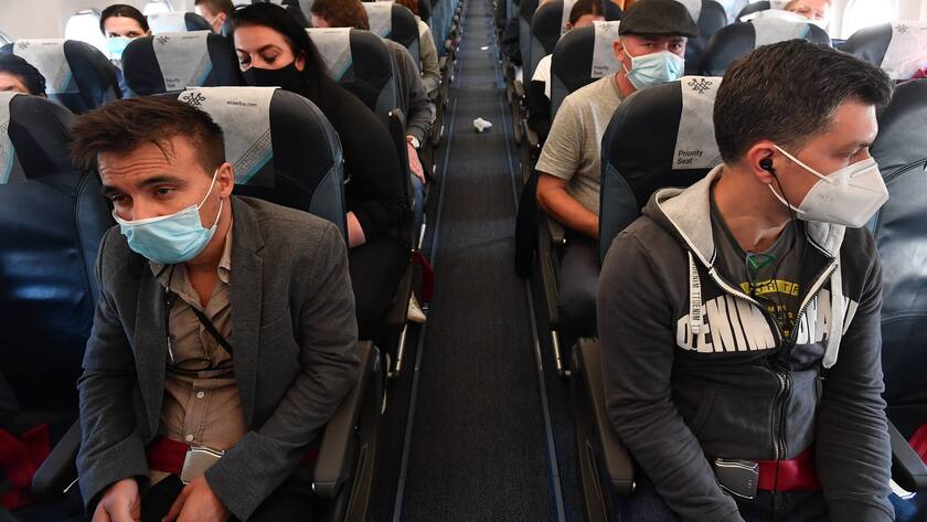 Masken an Bord: Passagiere auf einem Flug der Air Serbia von Belgrad nach Zürich.