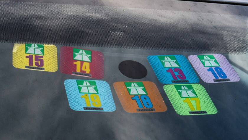 Schweizer Autobahnvignetten , aufgeklebt an der Windschutzscheibe eines PKW.