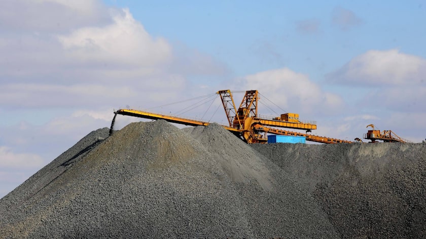 Ein Bagger selektiert Seltene Erden aus einer Mine in der Mongolei (2010).