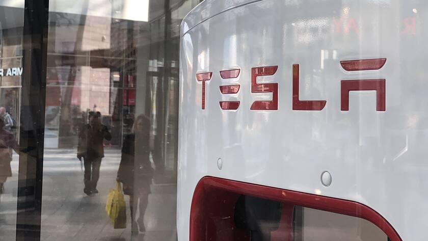 Showroom von Tesla beim Bahnhof Porta Garibaldi in Mailand.