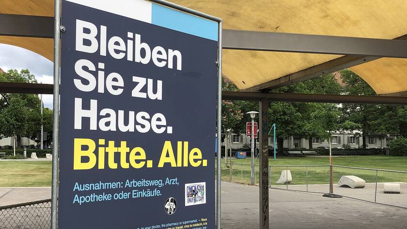 Corona-Ermahnungsschild der Stadt Zürich bei der gesperrten Fritschiwiese im April 2020.