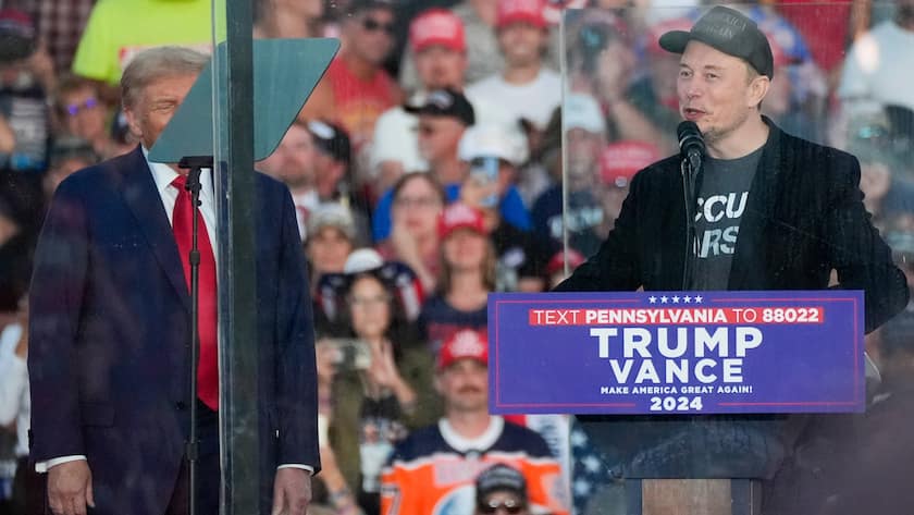 Elon Musk tritt Anfang Oktober 2024 an einer Wahlkampfveranstaltung von Präsidentschaftskandidat Donald Trump (links) in Butler, Pennsylvania, auf.