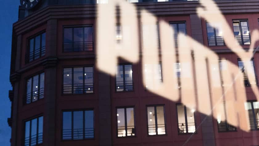 Das Logo des Sportartikelherstellers PUMA in einer Filiale in Berlin.