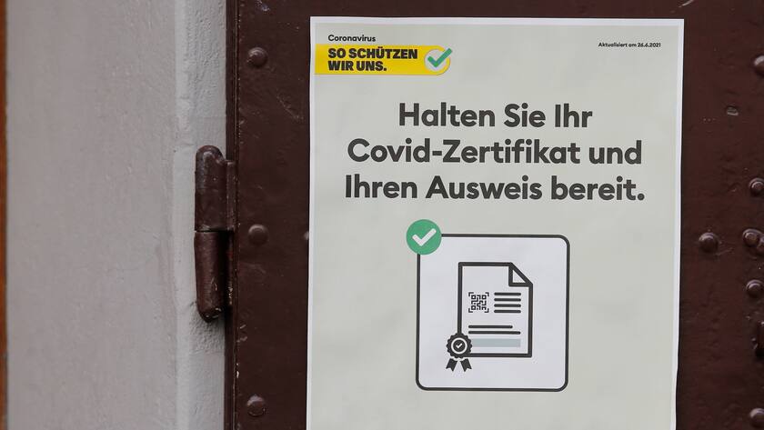 Hinweis auf das Covid Zertifikat vor einem Restaurant.