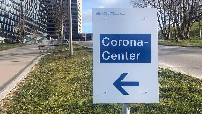 Hinweisschild für das Corona-Impfcenter beim Stadtspital Triemli in Zürich im März 2021.