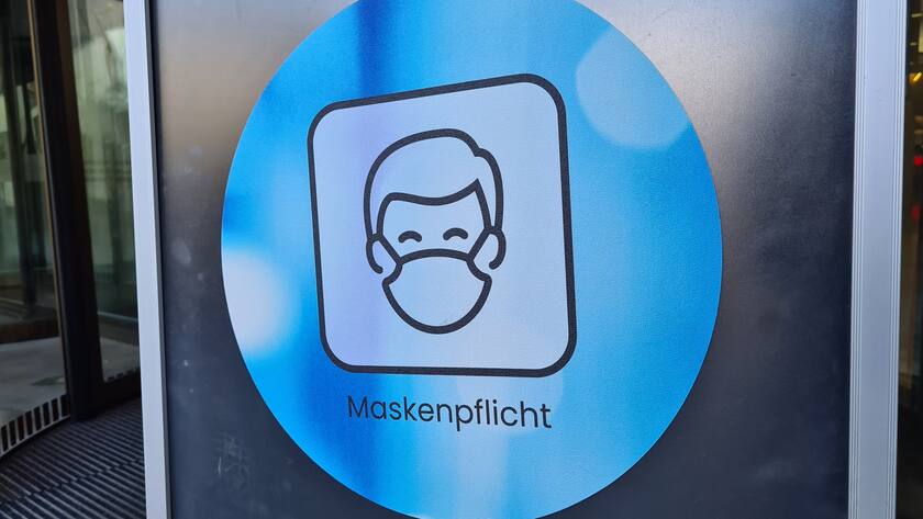 Maskenpflicht überall: An Eingang eines Winterthurer Einkaufszentrums wird per Piktogramm darauf hingewiesen.