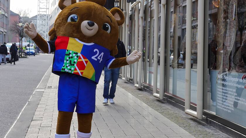 Fussball-Europameisterschaft, Das Maskottchen der Euro in Deutschland namens Albärt.