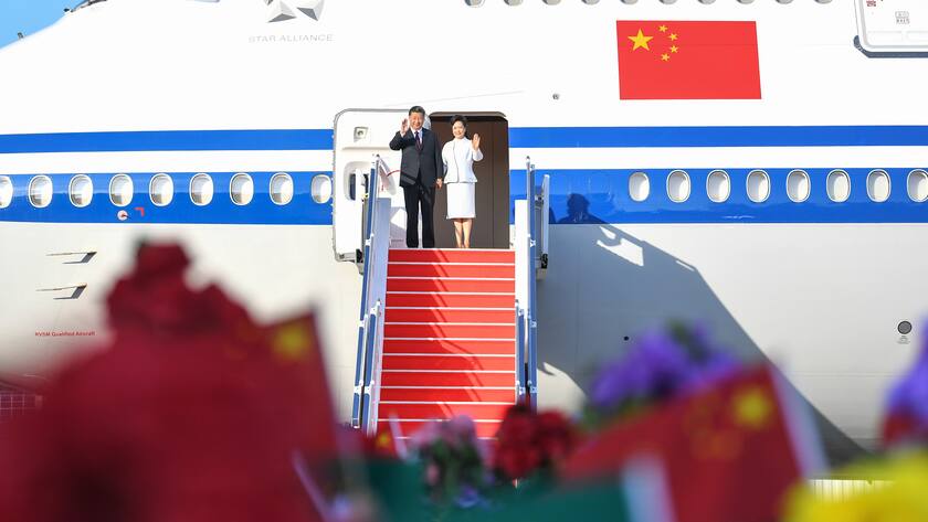 Der chinesische Staatspräsident Xi Jinping und seine Frau Peng Liyuan steigen nach der Landung auf dem internationalen Flughafen von Macau aus der Luke.