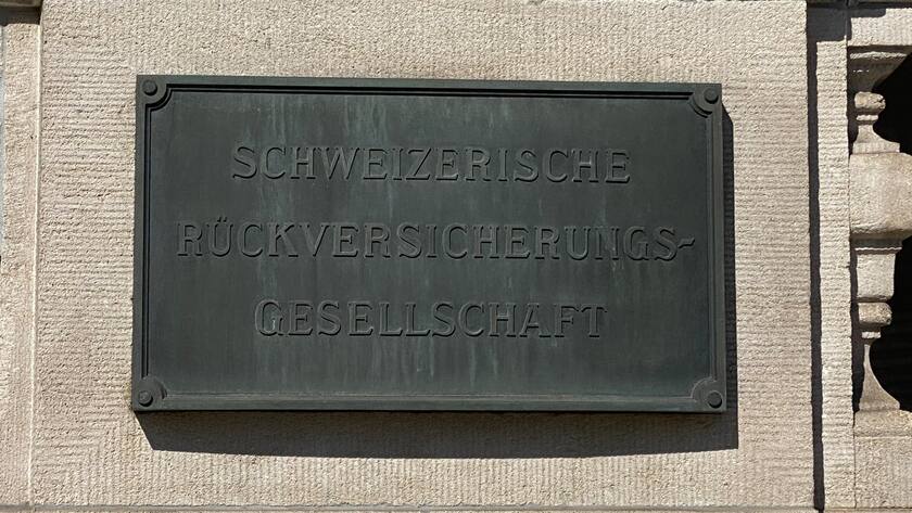 Historisches Firmenschild am Sitz von Swiss Re in Zürich.