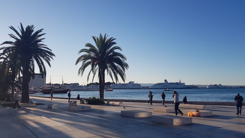 Passagierschiffe und Fähren in der kroatischen Hafenstadt Split, im Oktober 2019.