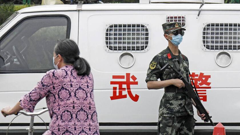 Bewaffneter Polizist im Zentrum von Peking im Juni 2020.