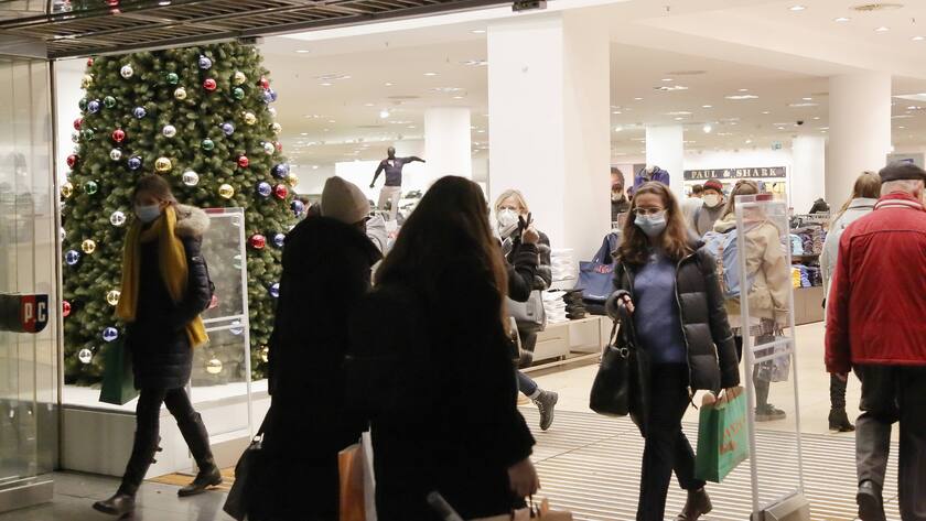 Weihnachtseinkauf in Pandemiezeiten: Warenhaus Mitte Dezember in Wien.