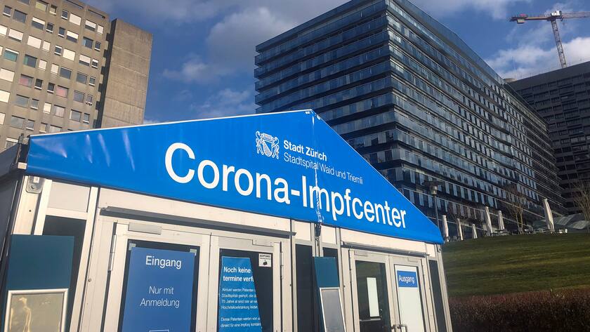 Corona-Impfcenter mit dem Stadtspital Triemli (rechts im Hintergrund) in Zürich im März 2021.