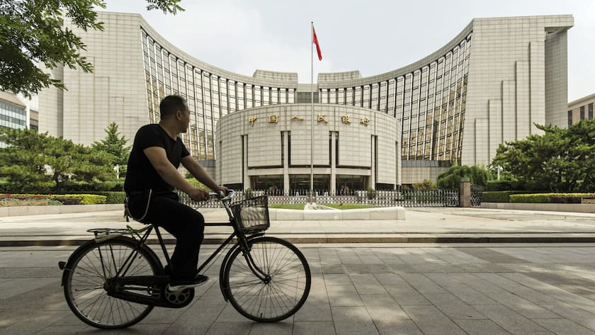 Velofahrer vor dem Sitz der chinesischen Zentralbank PBOC.