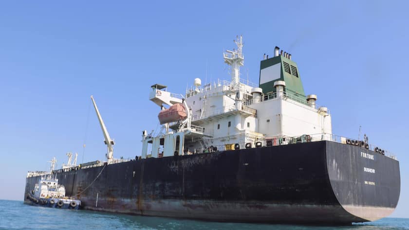 Öltanker ankert nahe der iranischen Stadt Bandar Abbas in der Strasse von Hormus.