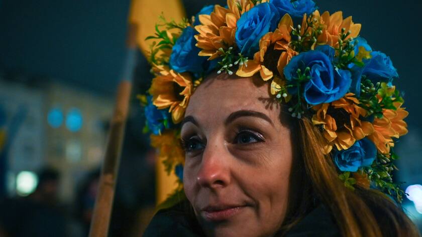 Frau bei einer Unterstützungs-Manifestation für die Ukraine im polnischen Krakau.