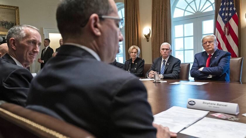 Daniel O'Day (CEO von Gilead) und Stéphane Bancel (CEO von Moderna) im März 2020 bei der Coronavirus-Task-Force der US-Regierung mit Präsident Donald Trump.