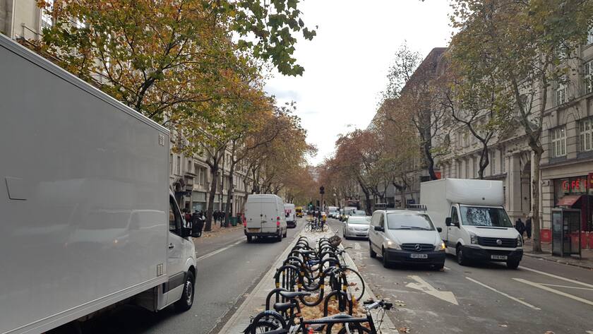 Lieferwagen fahren die Londoner Geschäftsstrasse Kingsway herauf und hinunter.