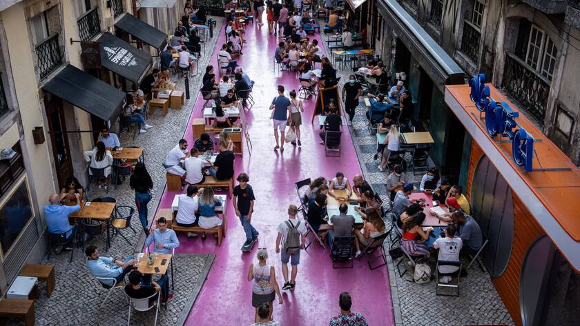 Touristen im Zentrum von Lissabon, August 2021.