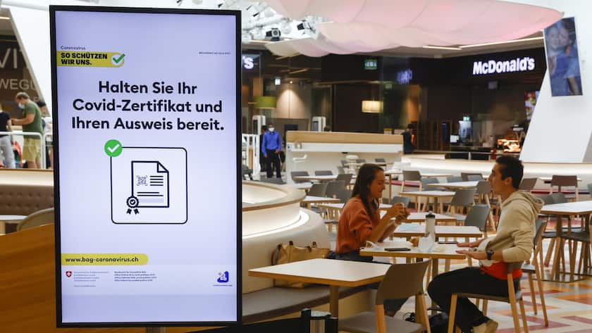 Zertifikatspflicht in der Gastronomie: McDonalds weist mit einem Screen darauf hin.