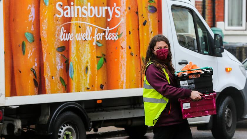Lebensmittellieferung der Supermarktkette Sainsbury während der Coronapandemie in London.