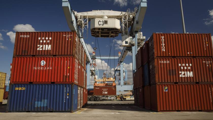 Ein vertrauter Anblick in den Häfen der Welt: Container des israelischen Logistikers Zim.