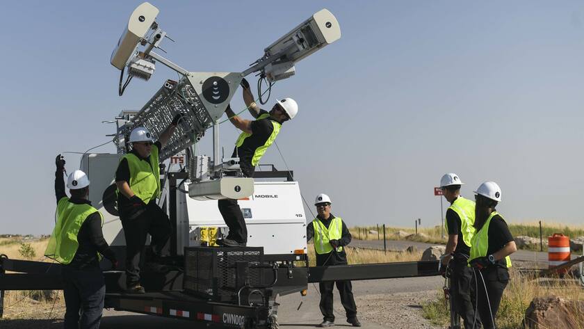Ein Wireless-Funkturm von Dish Network wird aufgebaut.