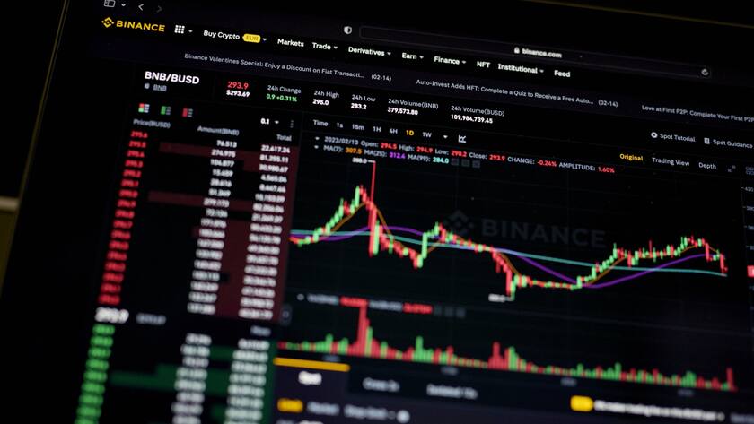 Die Binance-Website auf dem Laptop eines Händlers (2022).