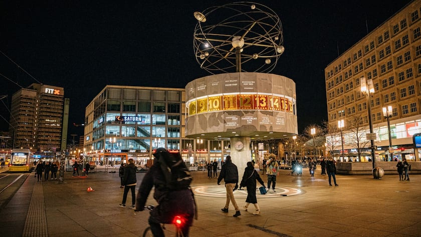 Passanten und Einkaufskunden auf dem Berliner Alexanderplatz (2023).