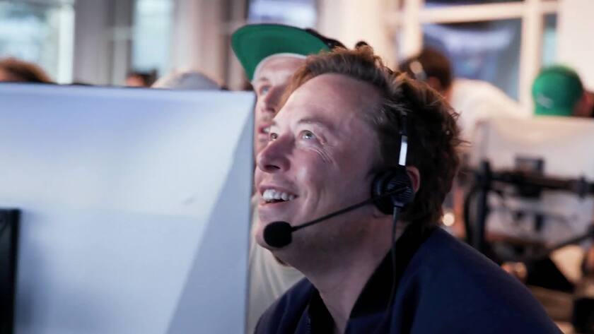 SpaceX-Gründer und Tesla-Chef Elon Musk beobachtet den ersten Testflug des SpaceX-Starship in Boca Chica, Texas, im April 2023.